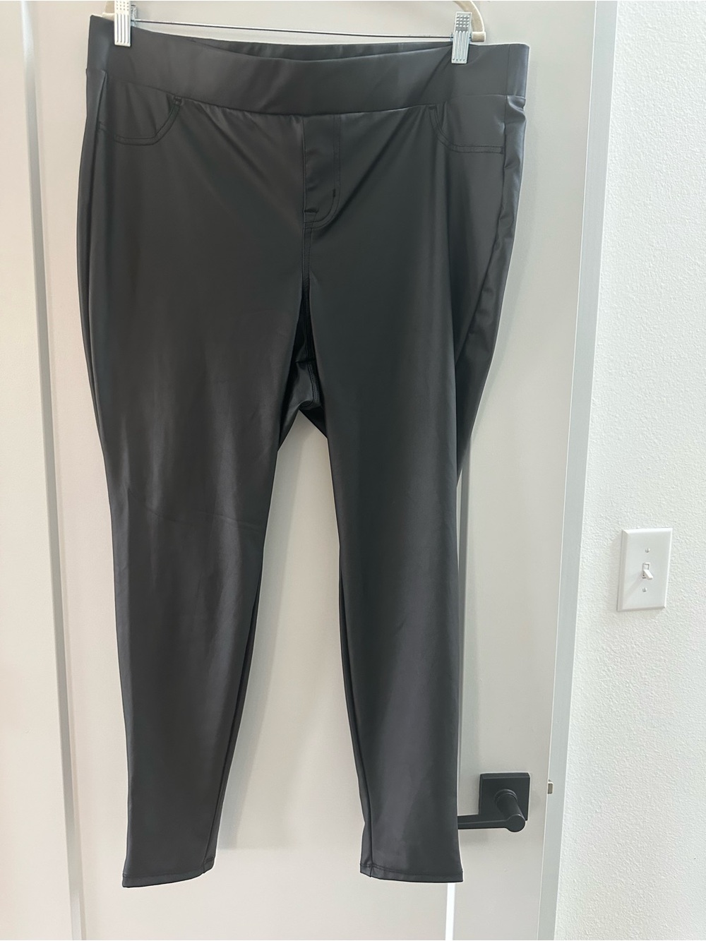 Torrid women’s  Black Faux Leather Straight Leg Pants. Size 3. Gd cond.